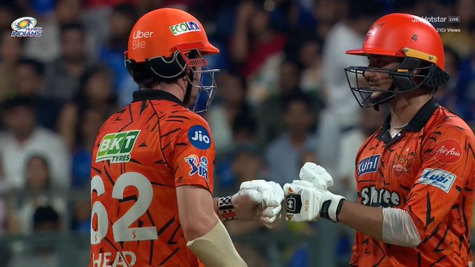 Akaran_1's tweet image. SUNRISERS HYDERABAD GO BERSERK IN THE POWERPLAY! 🤯🔥

Abhishek Sharma – 36* (17)
Travis Head – 48* (19)

92/0 in just 6 overs in 244 run-chase  — absolute carnage! 💥

#IPL2026 #SRH #TravisHead #AbhishekSharma #Powerplay #Cricket