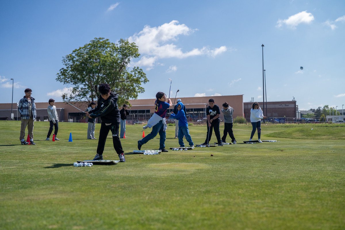 ColoGolf's tweet image. Scenes from yesterday 🎥⛳️

Jewell Elementary 5th graders took on the course—and brought the energy.

#GolfInSchools #CGA #GrowTheGame #ColoradoGolf