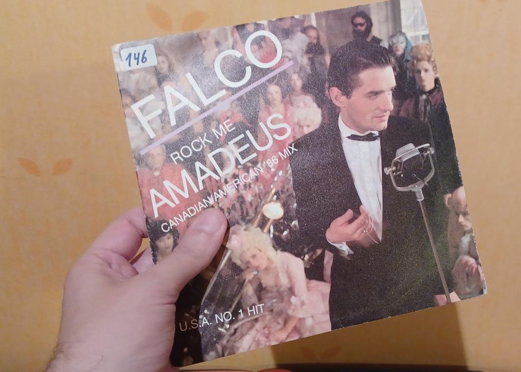 txescu's tweet image. Mira què he trobat al Mercat dels @EncantsBCN! x-D #Falco #Amadeus