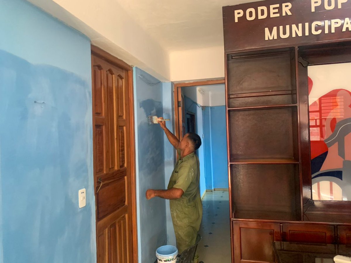 MiGuantanamo's tweet photo. #PoderPopular 🇨🇺 Nuestra sede de la Asamblea Municipal del poder Popular en #Guantánamo también se prepara para el #PrimeroDeMayo con el embellecimiento de sus áreas. https://t.co/eKIHOacECC