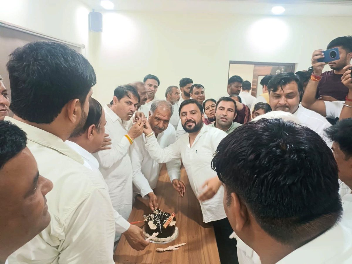 khokher_randeep's tweet photo. आज कांग्रेस कार्यालय सोनीपत पहुंचने पर बरोदा से विधायक भाई इंदुराज नरवाल (भालू) जी का जन्मदिन केक काटकर सभी विधायको व कार्यकर्ताओं ने धूमधाम से मनाया और जन्मदिन की शुभकामनाएं दी।

रणदीप खोखर 
सोनीपत
@MlaInduraj 
@indurajnarwal https://t.co/0rEQ0NJs76