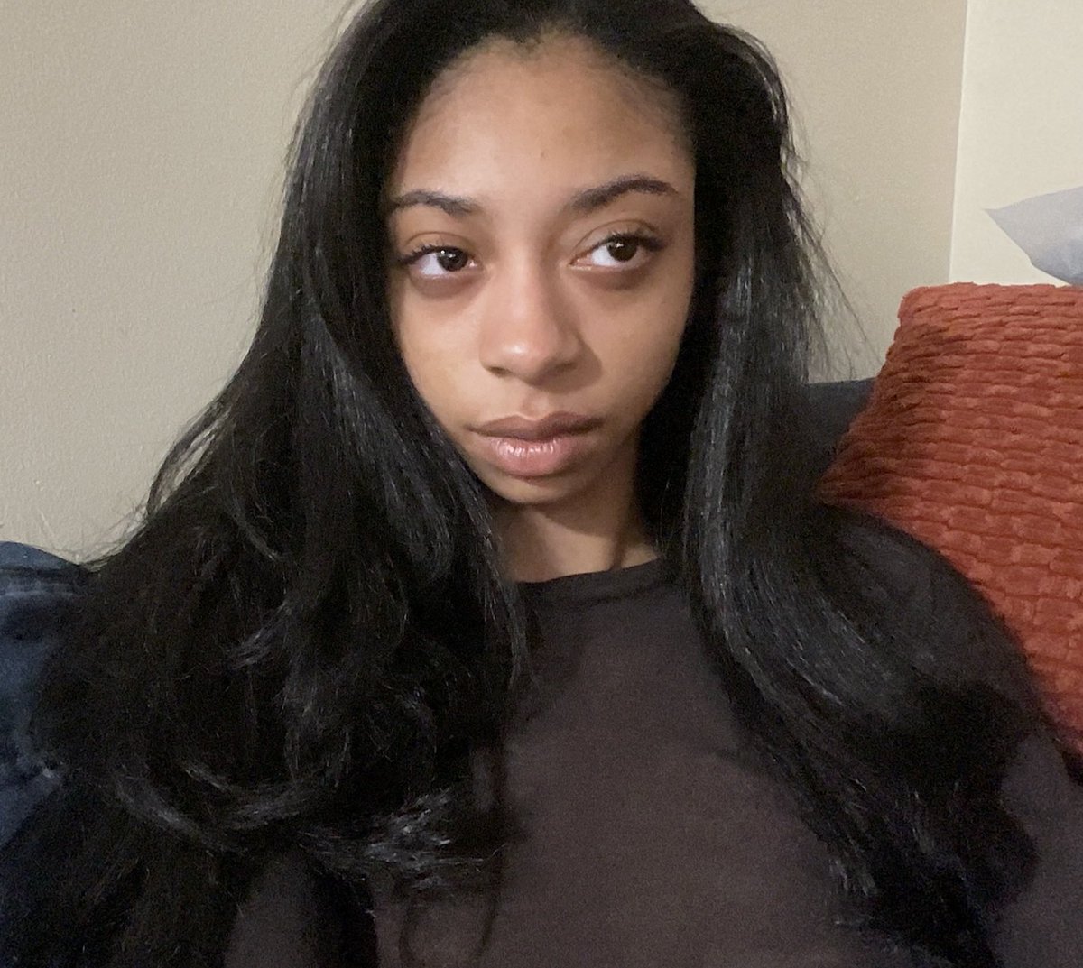 archiveofalexis's tweet photo. side eye https://t.co/iFBtpxlWbL