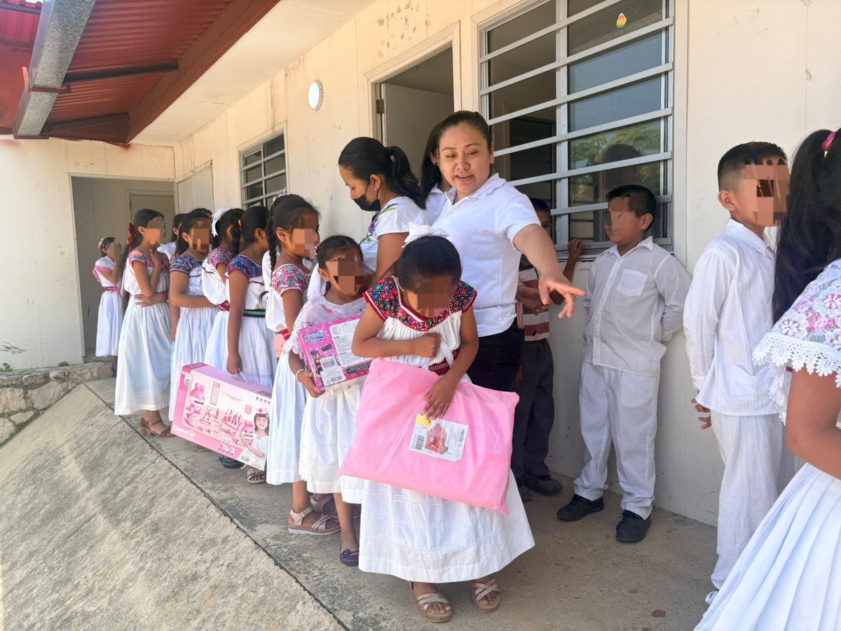 ICATEP_Oficial's tweet photo. Realizamos la entrega de juguetes a niñas y niños de la Escuela Primaria Indígena Juan Francisco Lucas, como resultado del esfuerzo conjunto y la participación solidaria de muchas personas 🤝.

Reconocemos el trabajo del Voluntariado de ICATEP, así como el respaldo del @DIFGobPue  y de quienes se sumaron a esta causa, haciendo posible llevar este apoyo a la comunidad 🎁.

Acciones que reflejan el compromiso social que se impulsa en Puebla con el @Gob_Puebla .

#PorAmorAPuebla