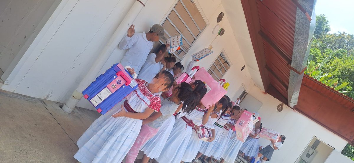 Realizamos la entrega de juguetes a niñas y niños de la Escuela Primaria Indígena Juan Francisco Lucas, como resultado del esfuerzo conjunto y la participación solidaria de muchas personas 🤝.

Reconocemos el trabajo del Voluntariado de ICATEP, así como el respaldo del <a href="/DIFGobPue/">Sistema Estatal DIF</a>