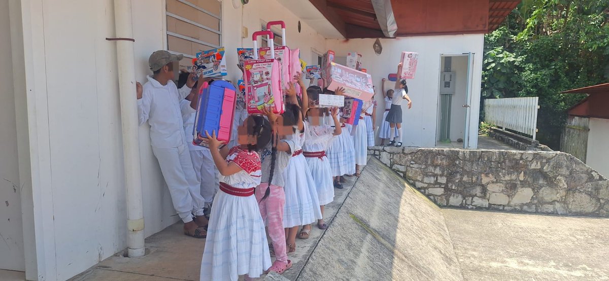 ICATEP_Oficial's tweet photo. Realizamos la entrega de juguetes a niñas y niños de la Escuela Primaria Indígena Juan Francisco Lucas, como resultado del esfuerzo conjunto y la participación solidaria de muchas personas 🤝.

Reconocemos el trabajo del Voluntariado de ICATEP, así como el respaldo del @DIFGobPue  y de quienes se sumaron a esta causa, haciendo posible llevar este apoyo a la comunidad 🎁.

Acciones que reflejan el compromiso social que se impulsa en Puebla con el @Gob_Puebla .

#PorAmorAPuebla