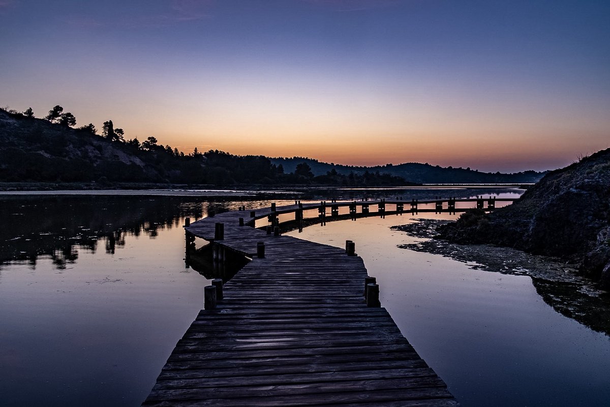 jmg1134's tweet image. Cheminement à travers nos étangs
Couleurs avant le lever de soleil 

#sunrise #bluehour #landscape #aude #regardsdoccitanie #occitanie #baladesympa #colors