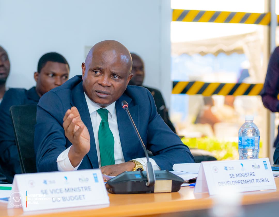 MutombMutshail's tweet photo. Mardi 28 avril 2026 I Sur invitation du Ministre d’Etat en charge du plan, Excellence Guylain Nyembo, j’ai participé à la réunion du comité de pilotage du PDL-145T, organisée conjointement avec celle du Projet d’Appui à l’Agriculture Durable (PAAD).

Co-présidée avec le Représentant résident du PNUD en RDC, cette rencontre a réuni le ministère de l’Agriculture, le ministère du Budget, la présidence de la république, la Primature ainsi que plusieurs experts sectoriels.

Au menu, le renforcement de la coordination et l’harmonisation des interventions entre ces 2 programmes prioritaires, dans une logique d’efficacité et d’impact accru sur le terrain.