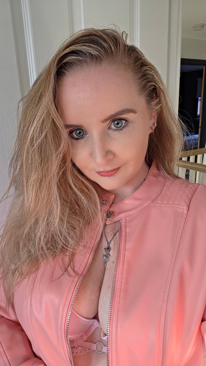 Nyxxy_93's tweet image. They say don’t ride the bike… ride the biker. But be honest… am I a biker’s backpack or passenger princess?

#bikeseason #backpack