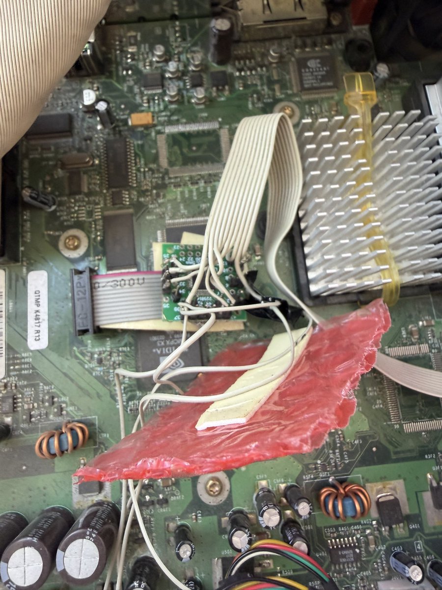 Salió este Xbox en marketplace, lo compré en $500 más $200 del uber :p . Me intrigó por el LCD y ver que chip trae , 🤔