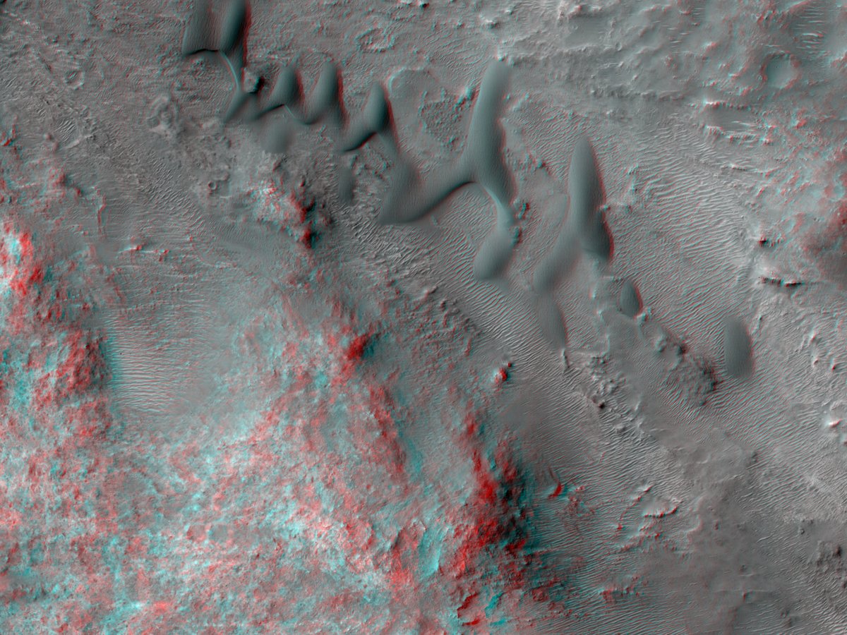 HiRISE's tweet image. HiRISE 3D: Star and Barchan Dune Changes

Our main science goal with this observation is to look for changes since an earlier image we acquired in 2006.

uahirise.org/anaglyph/ESP_0…
NASA/JPL-Caltech/University of Arizona
#Mars #NASA #science