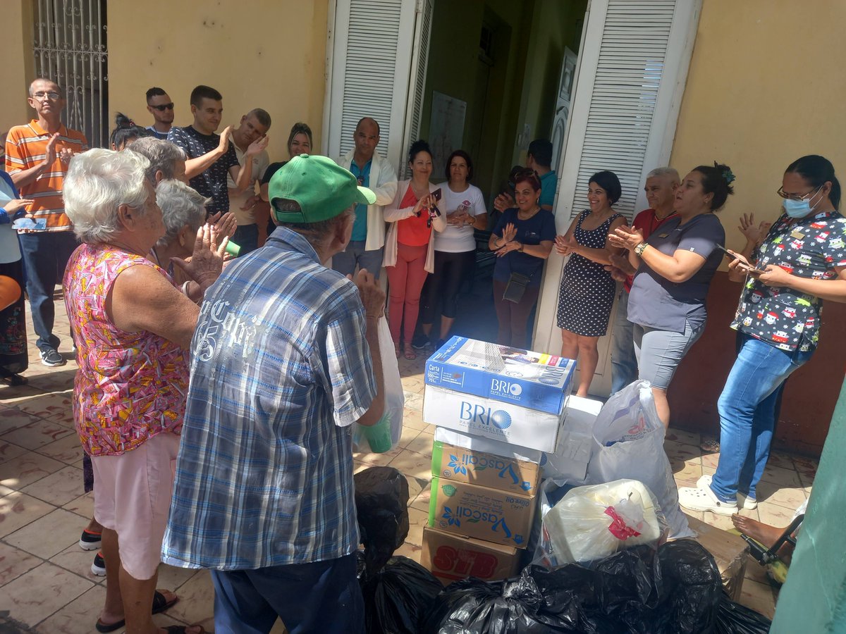 🇨🇺El Sindicato Civiles de la Defensa,se une al loable gesto solidario de la entrega de donaciones al Hogar de Ancianos Municipal de Sancti  Spíritus,en saludo al 1ro de Mayo.
❤️Este acto de amor,compromiso y sensibilidad humana es reflejo de los más altos valores que nos unen🥰