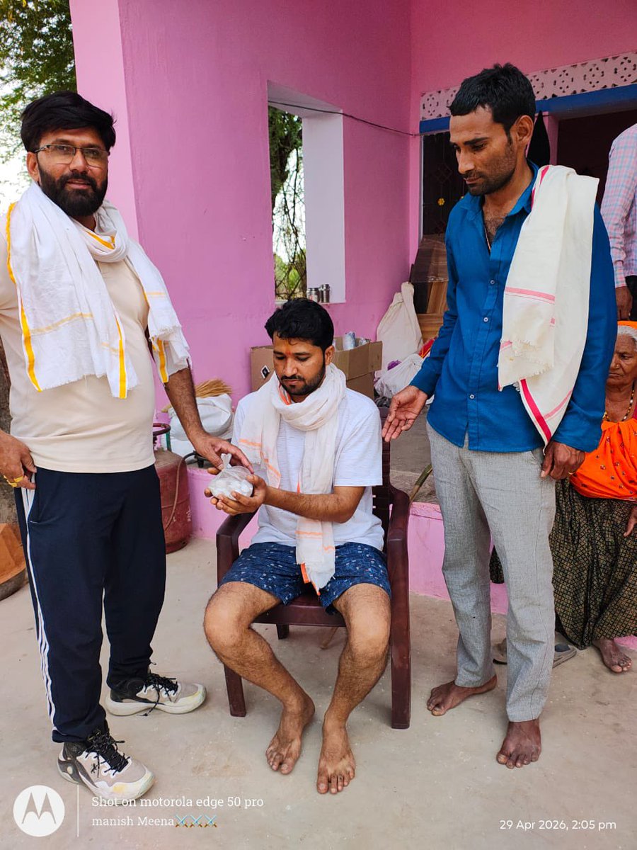 Raaz_RJ_34's tweet image. आज मेरी ग्राम पंचायत काशीपुरा के गांव-रिछोटी निवासी श्री ब्रजलाल मीणा जी के पुत्र के वैवाहिक समारोह में मेरे बड़े भाई साहब श्री नंदराम मीणा जी शामिल हुए और परिजनों को शुभकामनाएं प्रेषित कर वर को आशीर्वाद प्रदान किया। 

#Congratulations dear bro ❤️❤️🌹🎂🎈🎉🎁😘🎊🌺