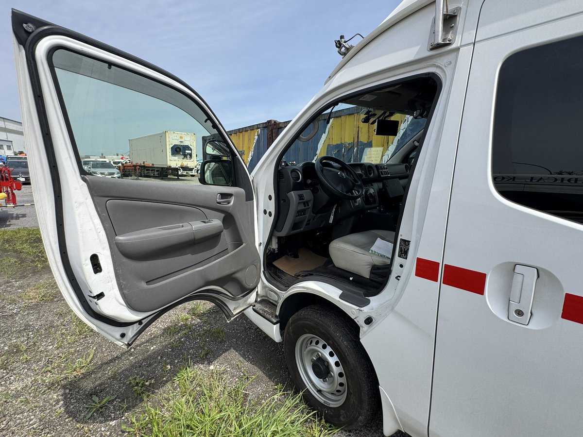 bluemaxima2's tweet photo. 救急車の左ハンドル
まだ新目のキャラバンですよ。
＃日産キャラバン
#海外輸出 https://t.co/ycFxY1fkOn