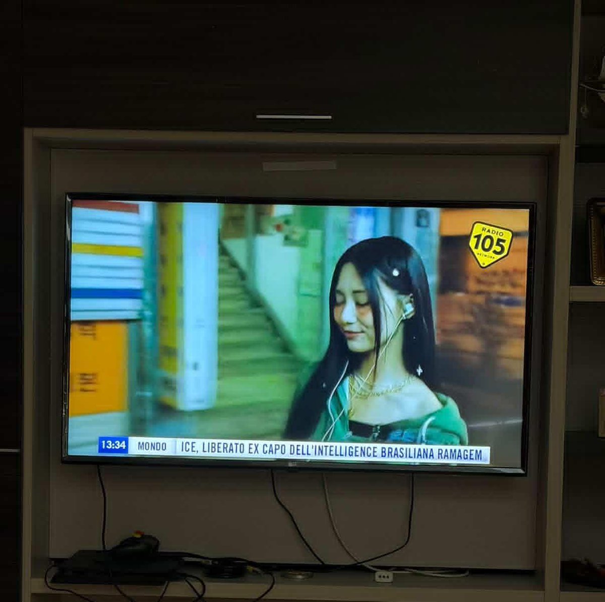 iliveforitzy's tweet photo. Che bello vedere tzuyu in radio https://t.co/EkEHhIRAKj