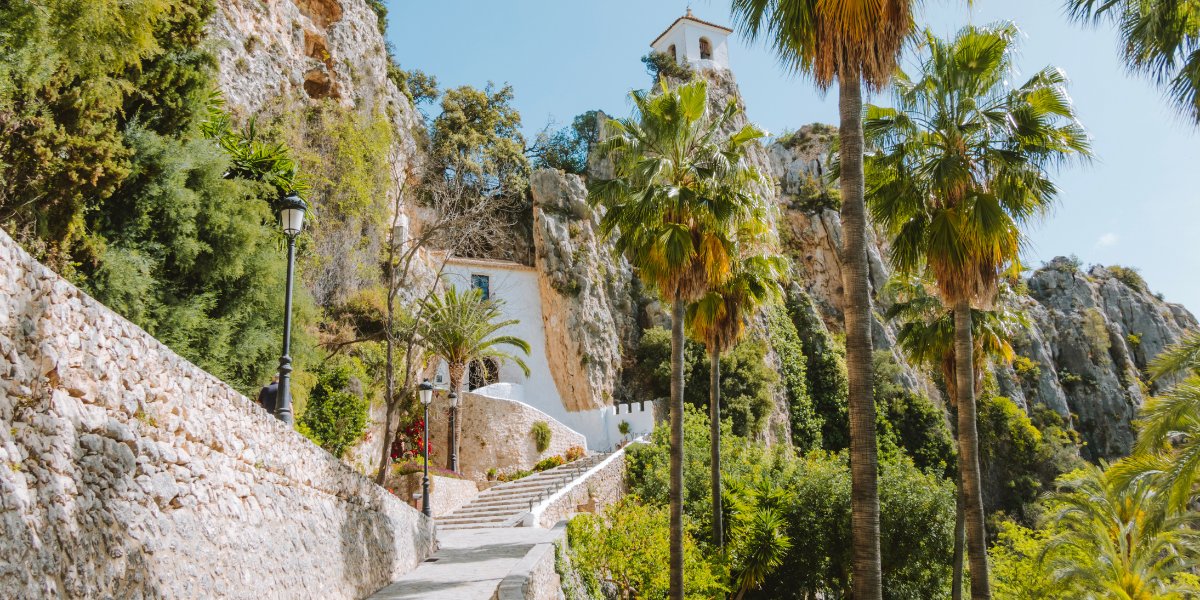 c_valenciana's tweet image. ¿Sabías que a El Castell de Guadalest está encaramado a una roca? 🏰⛰️

Este pueblo, colgado sobre un valle, es uno de los más bonitos de España. 
Su castillo y el color turquesa de su embalse te encantarán.

¿Cuándo vienes a descubrirlo?

CastGuadalest | #ActitudMediterránea