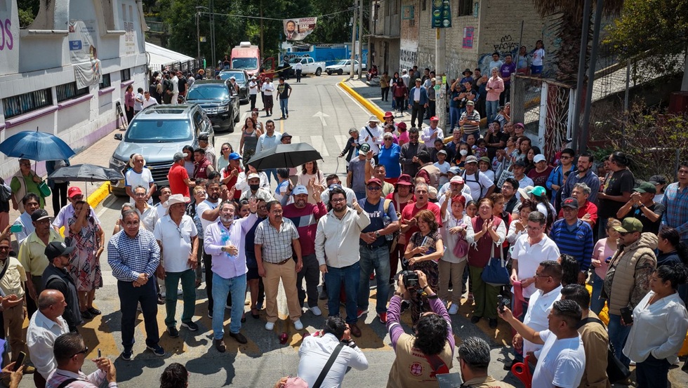 SoyNaucalpan's tweet image. Autoridades de #Naucalpan entregaron la rehabilitación integral de la calle Molinos de Viento en colonias La Mancha I y II, que incluyó pavimentación con concreto hidráulico, sustitución de la red de agua potable y drenaje, nuevas banquetas y alumbrado público, con una inversión