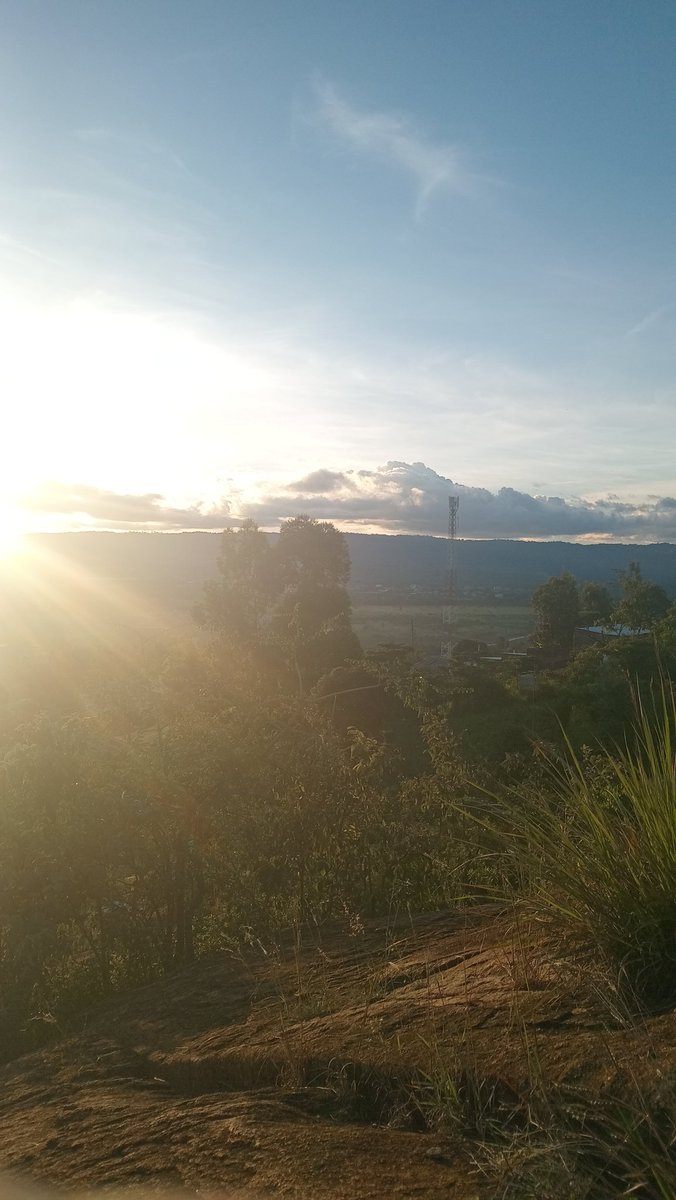 Redoxtitan's tweet photo. Pov just chilling then caught an amazing  view  The jet and the contrails were paid actors😂 https://t.co/lnwbLrkM8p