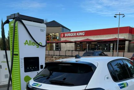 vaielettrico's tweet image. 🍔🍔🍔Fast Food (Burger King) e fast shopping 🛒🛒🛒(Walmart) sposano il #fastcharge vaielettrico.it/fast-food-burg…