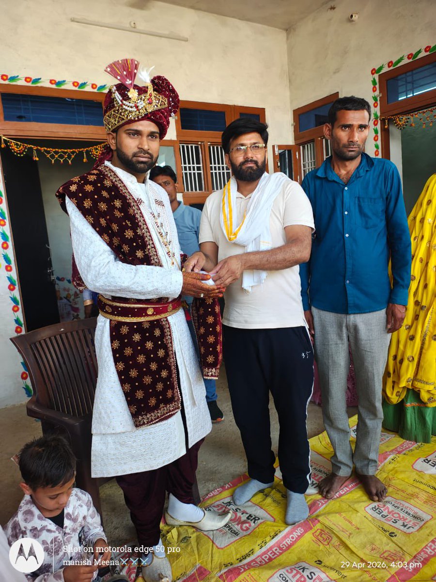 Raaz_RJ_34's tweet image. आज मेरी ग्राम पंचायत काशीपुरा के गांव-काशीपुरा निवासी श्री रामजीलाल बैरवा जी के पुत्र के वैवाहिक समारोह में मेरे बड़े भाई साहब श्री नंदराम मीणा जी शामिल हुए और परिजनों को शुभकामनाएं प्रेषित कर वर को आशीर्वाद प्रदान किया। 

#Congratulations dear bro ❤️❤️🌹🎂🎈🎉🎁😘🎊🌺