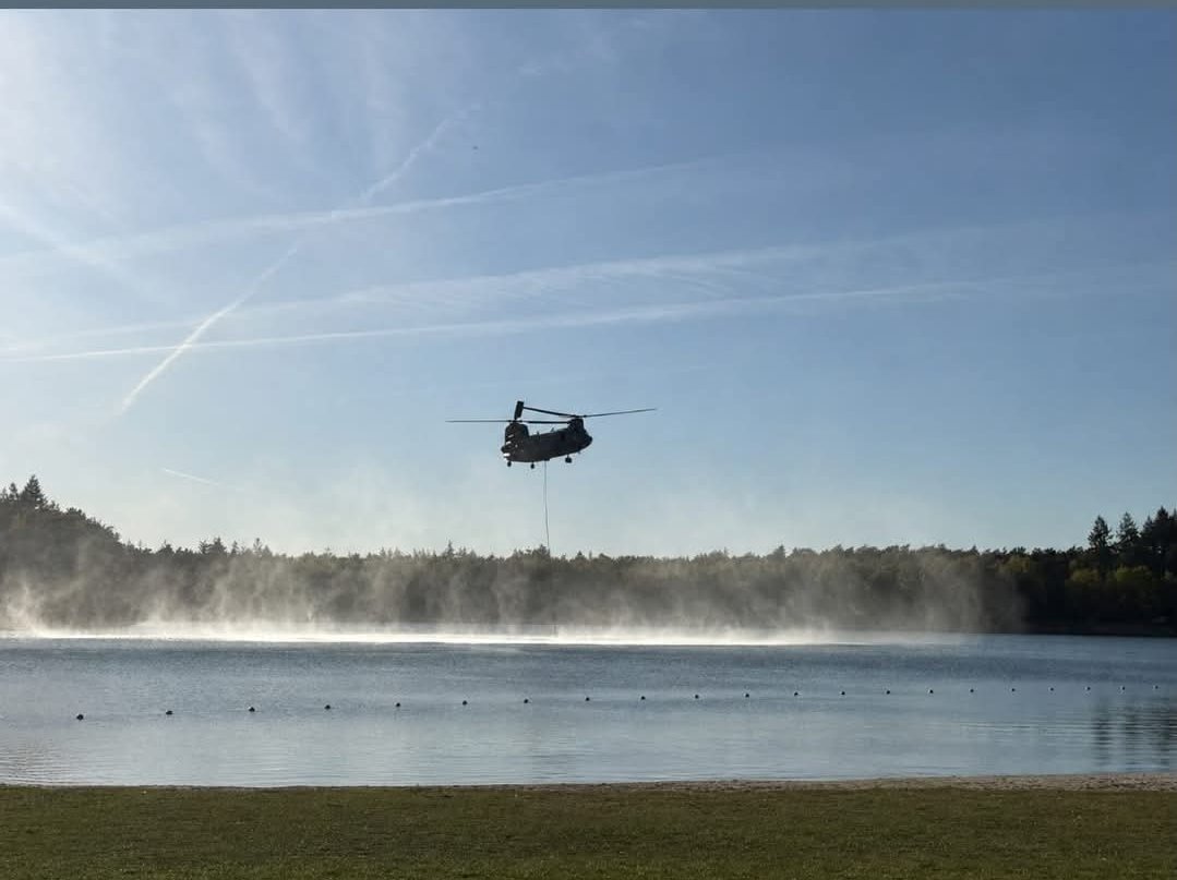 Art_of_thunders's tweet image. 🔥 Ook defensie helpt mee om de natuurbrand te bestrijden! Er vliegen chinooks af en aan om water bij het Heerderstrand te halen. Inmiddels is het ergste voorbij maar het is nog lang niet over

Foto van Malissa Simens 

#brand 
#Veluwe