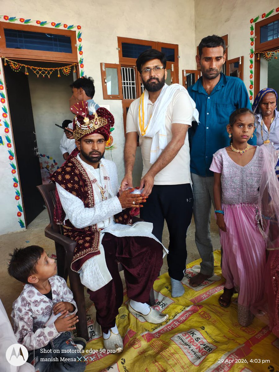 Raaz_RJ_34's tweet image. आज मेरी ग्राम पंचायत काशीपुरा के गांव-काशीपुरा निवासी श्री रामजीलाल बैरवा जी के पुत्र के वैवाहिक समारोह में मेरे बड़े भाई साहब श्री नंदराम मीणा जी शामिल हुए और परिजनों को शुभकामनाएं प्रेषित कर वर को आशीर्वाद प्रदान किया। 

#Congratulations dear bro ❤️❤️🌹🎂🎈🎉🎁😘🎊🌺
