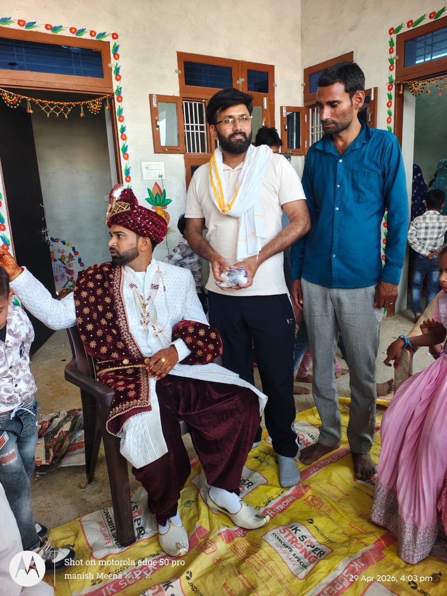 Raaz_RJ_34's tweet image. आज मेरी ग्राम पंचायत काशीपुरा के गांव-काशीपुरा निवासी श्री रामजीलाल बैरवा जी के पुत्र के वैवाहिक समारोह में मेरे बड़े भाई साहब श्री नंदराम मीणा जी शामिल हुए और परिजनों को शुभकामनाएं प्रेषित कर वर को आशीर्वाद प्रदान किया। 

#Congratulations dear bro ❤️❤️🌹🎂🎈🎉🎁😘🎊🌺