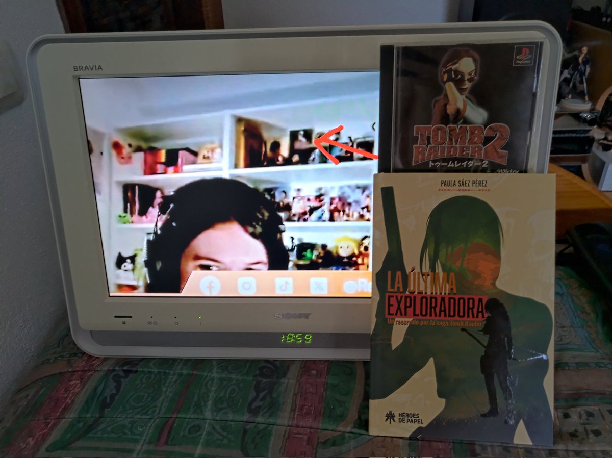 CiskoNokia's tweet image. Todo un honor que nuestra Croft nipona esté al lado del libro de marras 👀❗ 
No me lo esperaba, muchas gracias por no #retro olvidar nada 🙂‍↕️🙏🏻😎🎮📚