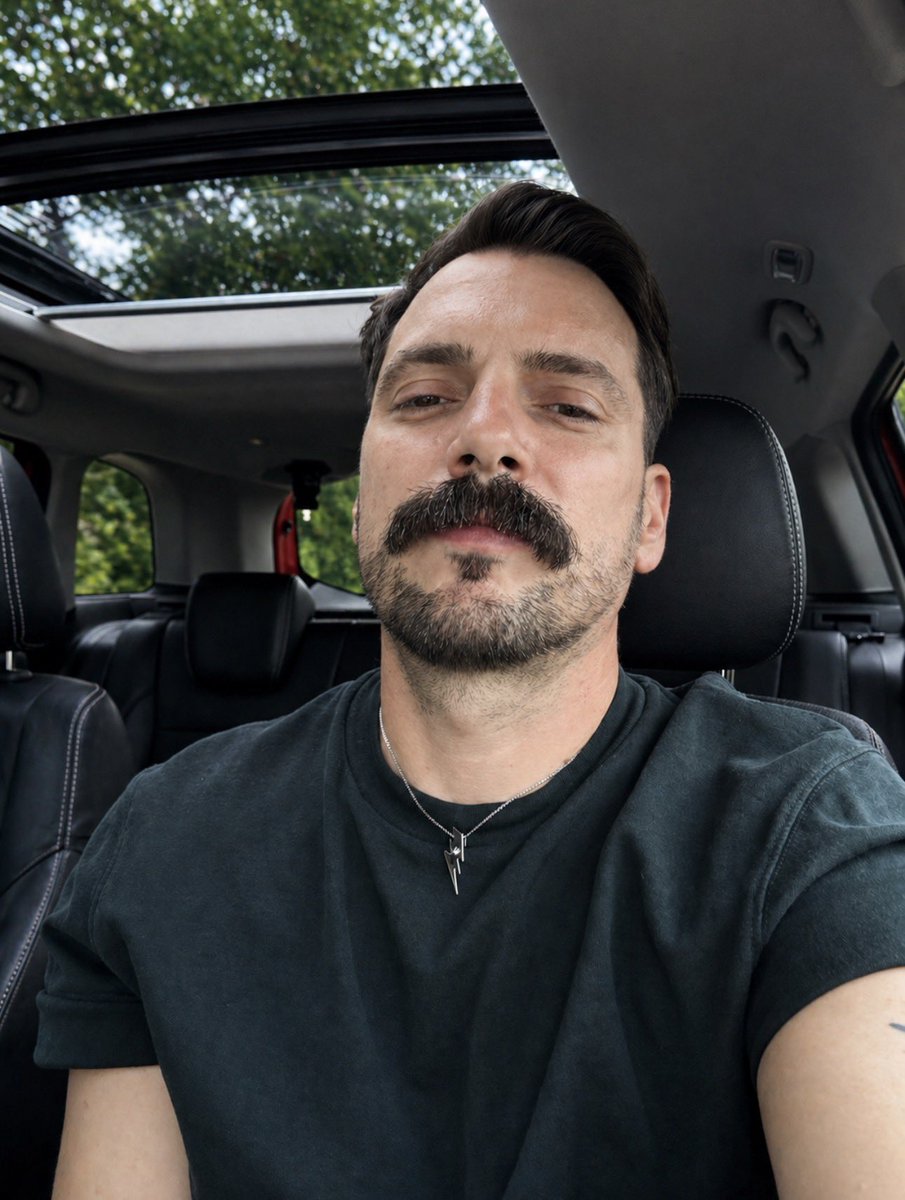Moustache tweet media
