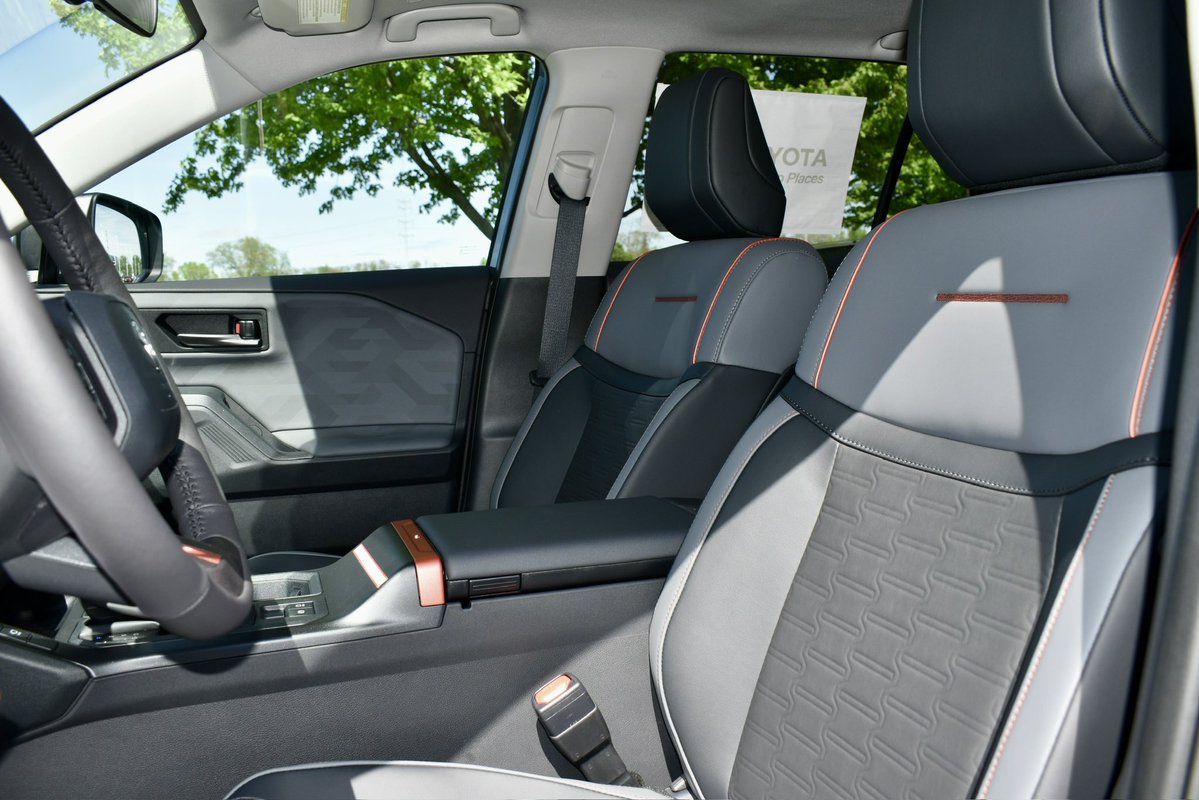 Peoria_Toyota's tweet image. 🌲 NOW HERE at Peoria Toyota: 2026 RAV4 Woodland Edition in Everest!

Rugged styling, Woodland interior, roof rack, LED trail lights &amp;amp; off-road upgrades built for adventure. Only one in so far—more on the way.

📍 Stop in before it’s gone!

#PeoriaToyota #RAV4Woodland #NewArrival