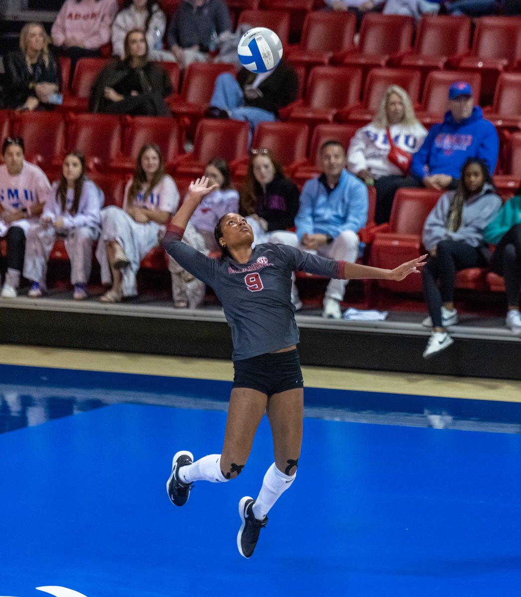 MABOWEN11's tweet photo. A couple of weeks ago, @OU_Volleyball came to Dallas to compete in the Dallas Power Invite as a part of their spring exhibition season. Visit: https://t.co/VngilNnwQ7 to see more from the day. The countdown to fall sports is on! #ncaawvb https://t.co/8D7ODUeBOK