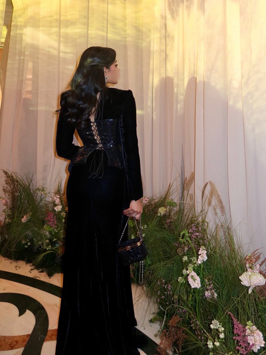Honsweddings's tweet image. 🖤🦢
#stylish #fashionblogger #Elegance #dress #style