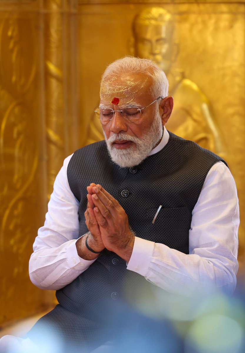 DataWireMedia's tweet image. Narendra Modi offered prayers at Kashi Vishwanath Temple and was later seen with a Trishul-Damru.

#Modi #NarendraModi #KasiVishwanath