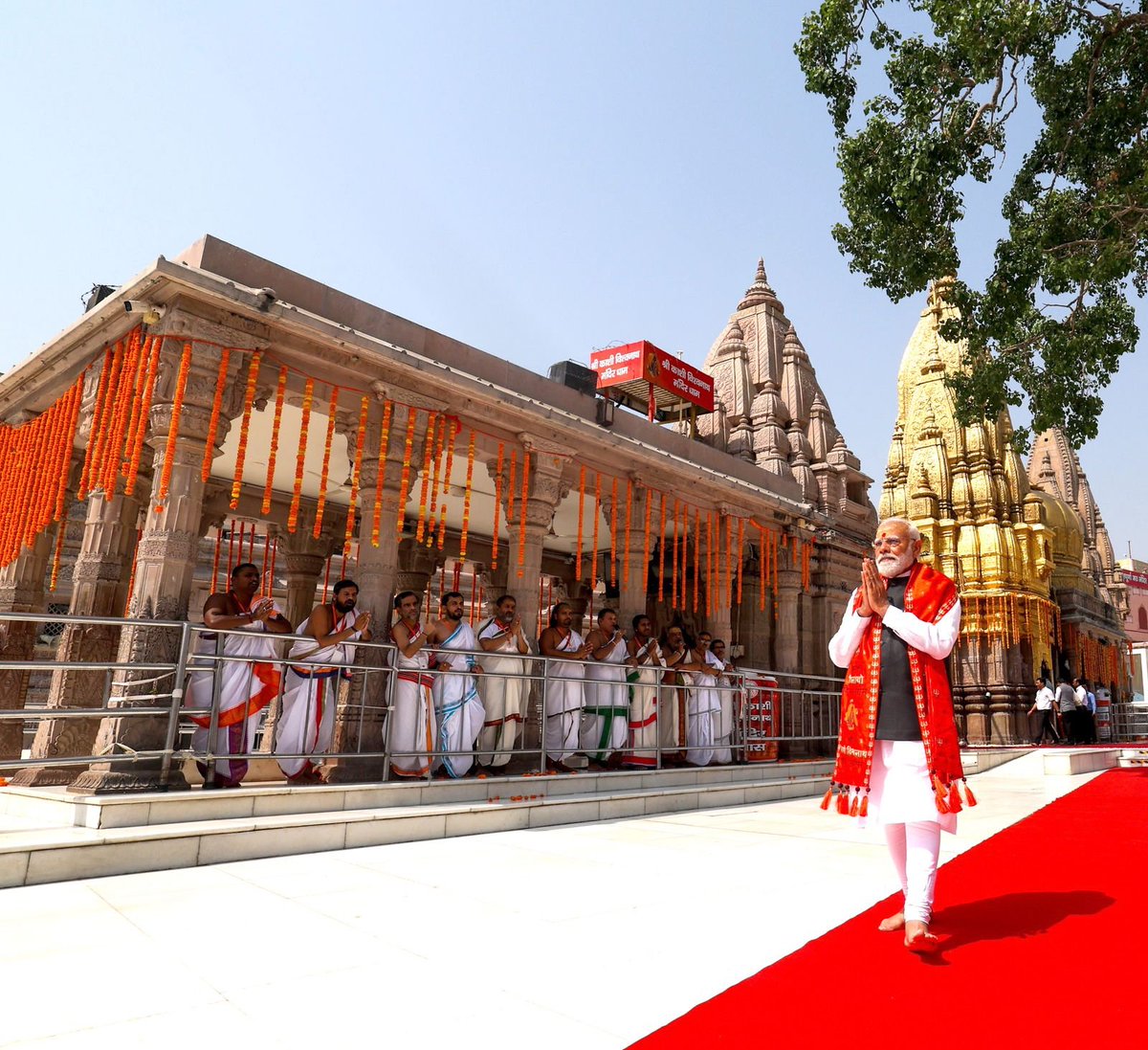 DataWireMedia's tweet image. Narendra Modi offered prayers at Kashi Vishwanath Temple and was later seen with a Trishul-Damru.

#Modi #NarendraModi #KasiVishwanath