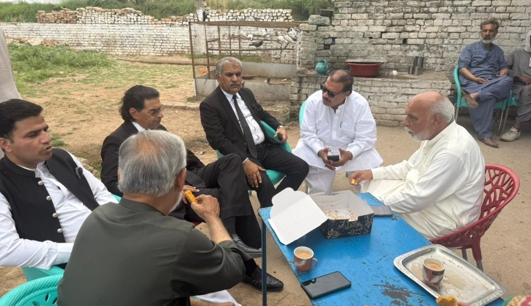 major_sarwar's tweet photo. روالپنڈی : علیمہ خانم ،سلمان اکرم راجہ ایڈوکیٹ ،میجر(ر)محمد غلام سرور (ایم پی اے)اڈیالہ جیل کے باہر کارکنوں کے ہمراہ موجود ،
@PTIofficial https://t.co/MrcHwT6Lmf