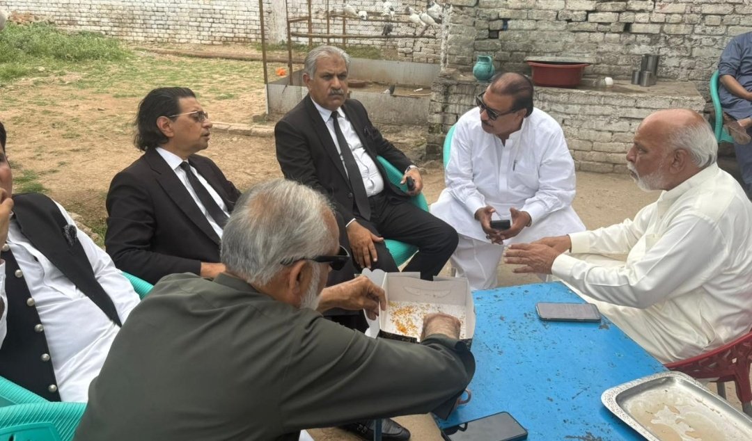 major_sarwar's tweet photo. روالپنڈی : علیمہ خانم ،سلمان اکرم راجہ ایڈوکیٹ ،میجر(ر)محمد غلام سرور (ایم پی اے)اڈیالہ جیل کے باہر کارکنوں کے ہمراہ موجود ،
@PTIofficial https://t.co/MrcHwT6Lmf