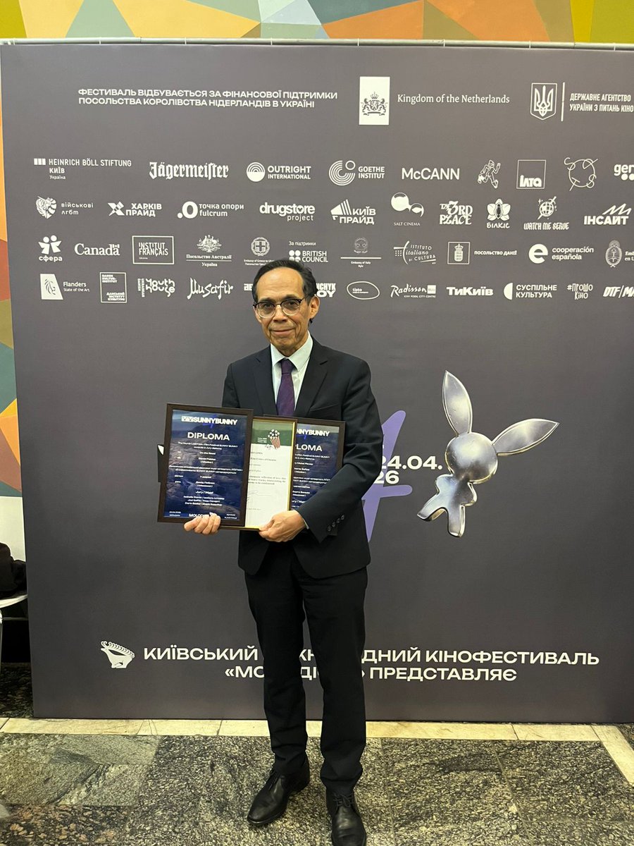 EmbaMexUcr's tweet photo. El embajador Audencio Contreras asistió a la clausura del Sunny Bunny Film Festival, primer festival LGBTQ+🏳️‍🌈 de Ucrania, donde fueron galardonados los filmes mexicanos “En el camino” y “Heavy Metal Flower”. Celebramos el talento detrás de estas obras. ¡Enhorabuena! 
🇲🇽🤝🇺🇦 https://t.co/l4GC32DH1B