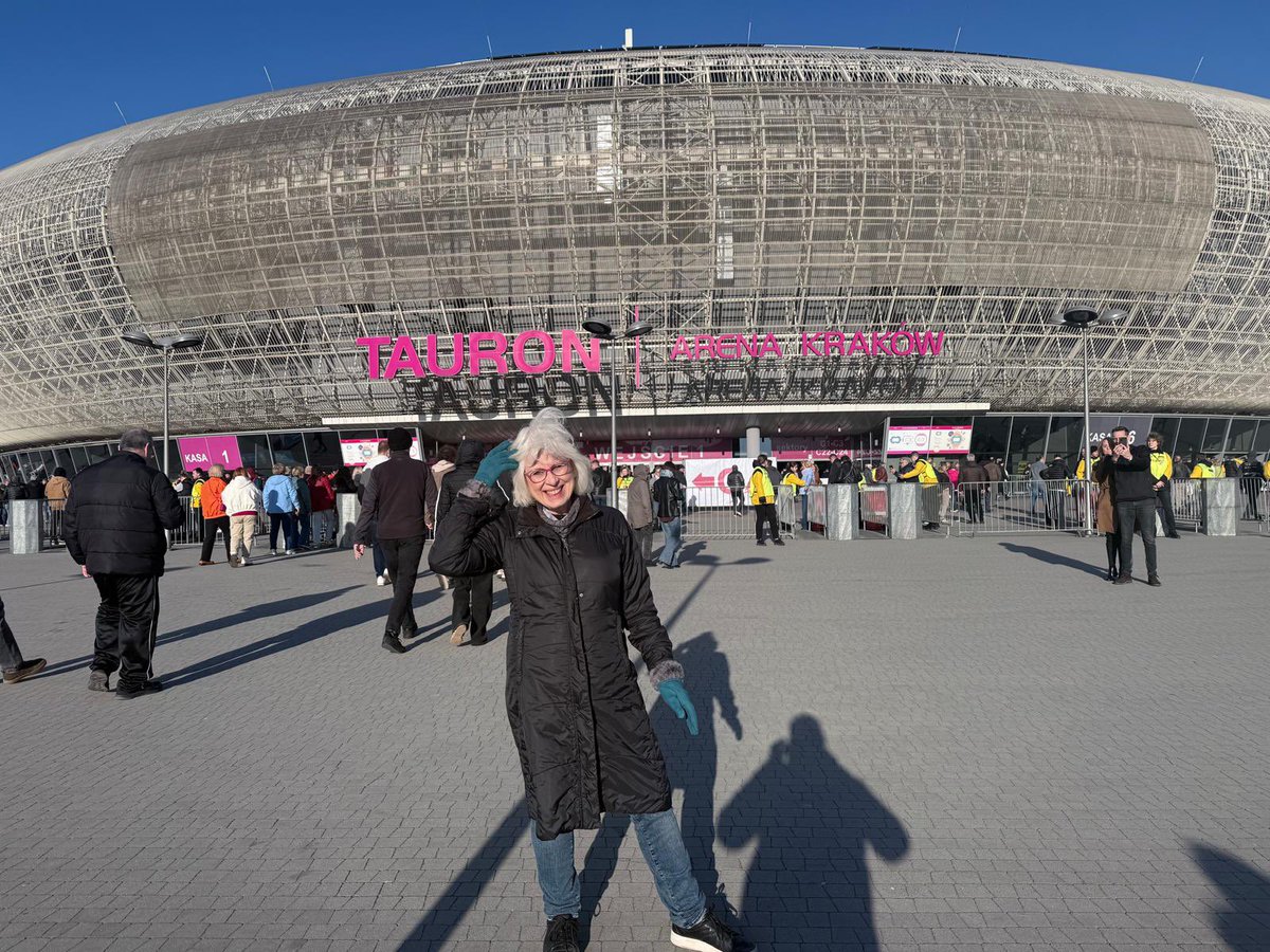 RuthBadleyPR's tweet image. I’m in the pit but something big is missing. All my #brucebuds and the build up to #BruceSpringsteen and the #EStreetBand Have a blast tonight in
Chicago. ♥️ from
#Krakow 
First night of Eric Clapton’s 2026 tour.
