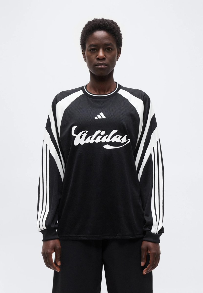 alepaul's tweet photo. Muy contento de ver mis letras en la nueva línea global de @adidas Tiro. https://t.co/NOc8AGRQ6D