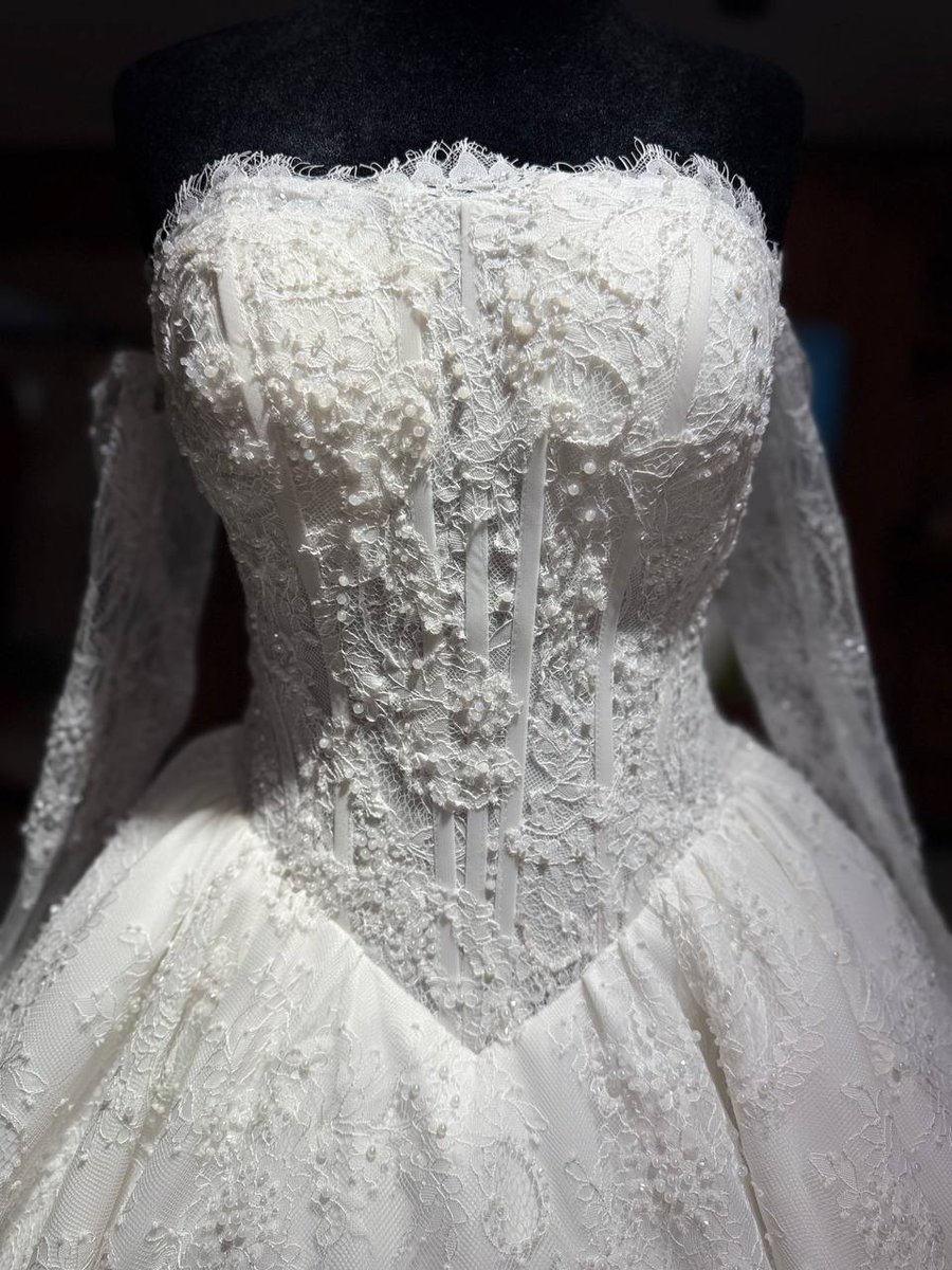TurkanDesign's tweet photo. Bazı masallar anlatılmaz, giyilir... ✨

SS 2026: Fransız Dantelinin Büyüsü 🕊️

#weddingdress #bridaldress #bridedress #gelinlik #gelinlikmodelleri #turkandesigner #gelinlikmodası #izmirgelinlik #izmirgelinlikçi #prensesgelinlik #ss26 https://t.co/PkWtjex5sz