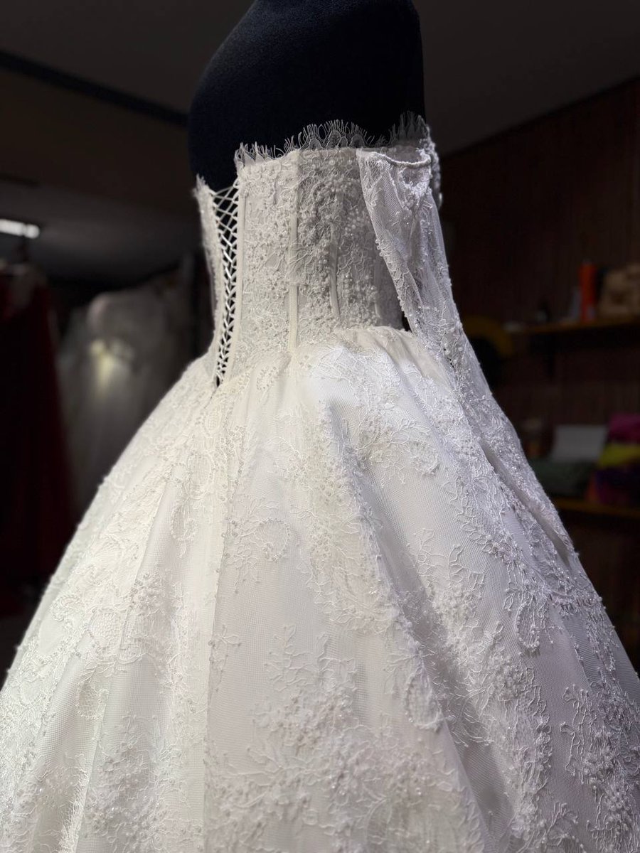 TurkanDesign's tweet photo. Bazı masallar anlatılmaz, giyilir... ✨

SS 2026: Fransız Dantelinin Büyüsü 🕊️

#weddingdress #bridaldress #bridedress #gelinlik #gelinlikmodelleri #turkandesigner #gelinlikmodası #izmirgelinlik #izmirgelinlikçi #prensesgelinlik #ss26 https://t.co/PkWtjex5sz