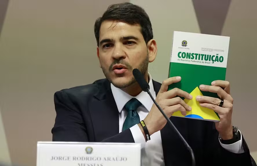 Então é assim que a liberdade morre, com um caloroso abraço.