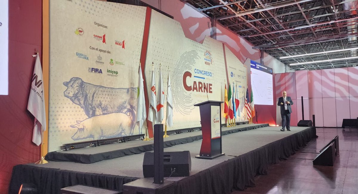 alejandrogomezt's tweet photo. Gracias a @AMEG_AC por la invitación al Congreso de la Carne en Guadalajara, donde tuve la oportunidad de impartir la conferencia “Producción de carne en México y el mundo: perspectiva con análisis internacional”. El principal foro para entender hacia dónde va el sector y los retos que vienen 🥩🌍📊 #CongresodelaCarne