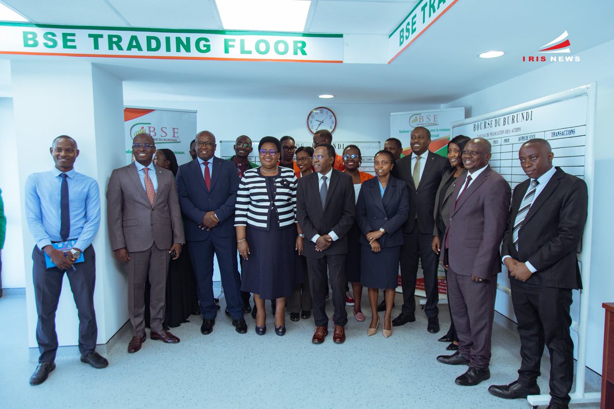 IrisNews_'s tweet photo. 🏦 LA BOURSE DU #BURUNDI A EFFECTUÉ SA TOUTE PREMIÈRE OPÉRATION DE COTATION D’UNE OBLIGATION DU TRÉSOR 💸🎰
 
Cette obligation nouvellement émise vaut 4,4 milliards de BIF, avec 2 ans de maturité (arrivant à l’échéance le 23 Avril 2028) et un coupon annuel de 5%.

💹 Elle n'est pas toutefois la première. Depuis décembre 2025, le volume total des Obligations du Trésor négociées sont d’un montant de plus de 10 milliards de BIF arrivant à échéance le 28 Avril 2026. 

"Tout ce volume a été échangé en 46 transactions effectuées sur le marché de gré à gré de la Bourse." détaille Trinitas Girukwishaka, Présidente du CA de la Bourse du Burundi.  

🎤 Pour cette dernière, cet événement constitue une étape historique dans le développement du marché des capitaux burundais. "Il symbolise non seulement l’évolution de notre système financier, mais également la consolidation de mécanismes modernes de mobilisation de l’épargne nationale pour financer le développement."

#Burundi #Finances #IrisNews