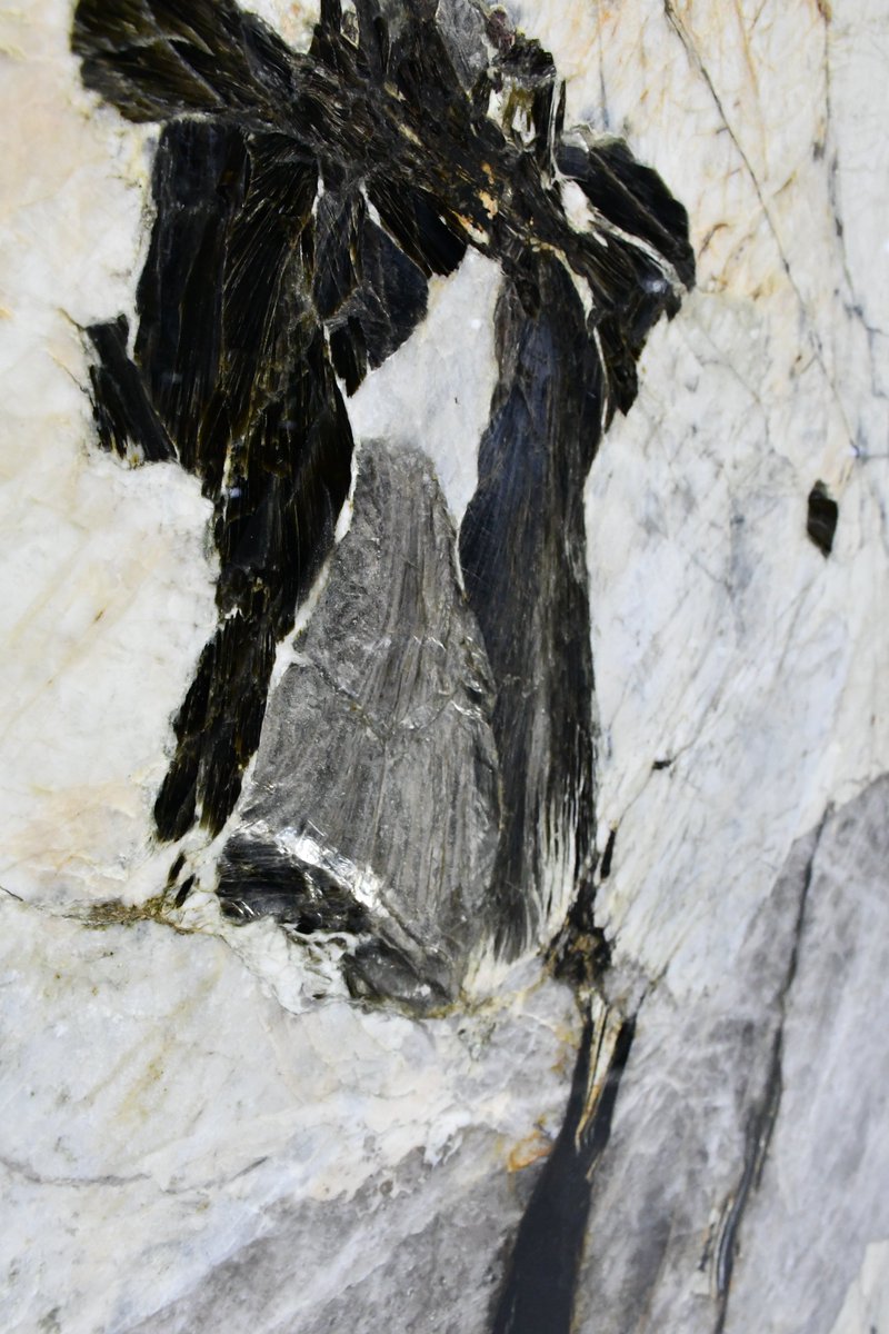 richard1989118's tweet image. Finding the perfect natural slab.  #quartzite #marble #granite #travertine #BuildingContractor #multi-family #hospitality #CommercialOffice #LargeConstructionProjects