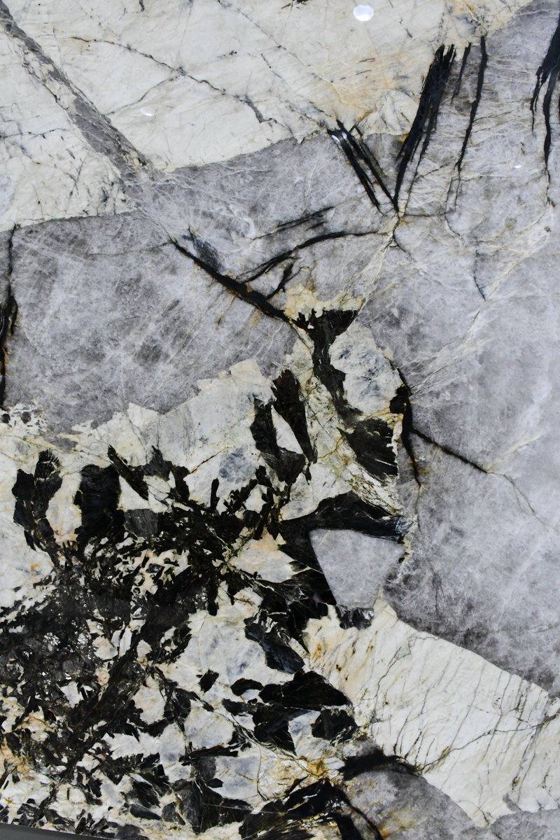 richard1989118's tweet image. Finding the perfect natural slab.  #quartzite #marble #granite #travertine #BuildingContractor #multi-family #hospitality #CommercialOffice #LargeConstructionProjects