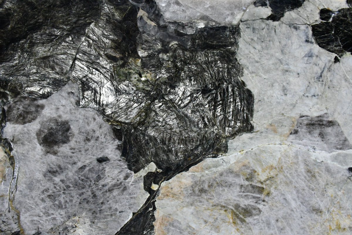 richard1989118's tweet image. Finding the perfect natural slab.  #quartzite #marble #granite #travertine #BuildingContractor #multi-family #hospitality #CommercialOffice #LargeConstructionProjects