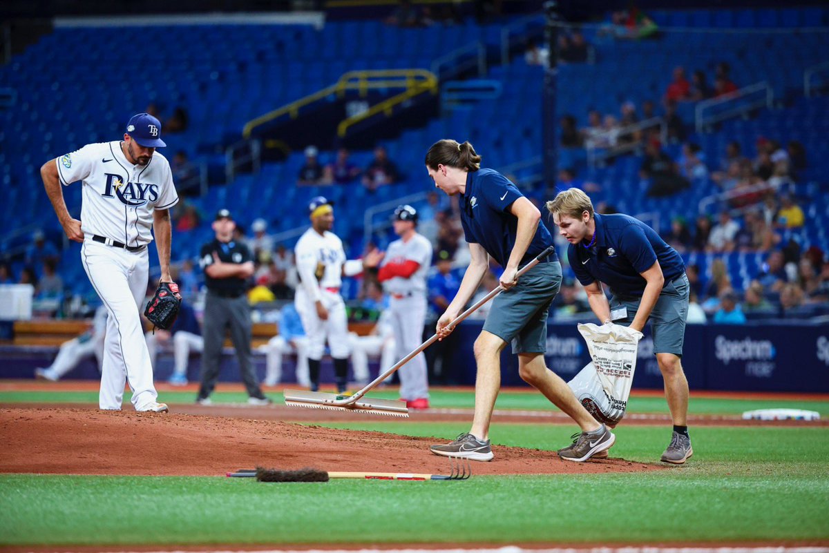 RileyRawe's tweet photo. @RaysTheRoofTB @TheBayRepublic Sweeping the Lankees and watching the best Groundscrew in the league do their thing 💪🏼 https://t.co/ikQJUa7vjY