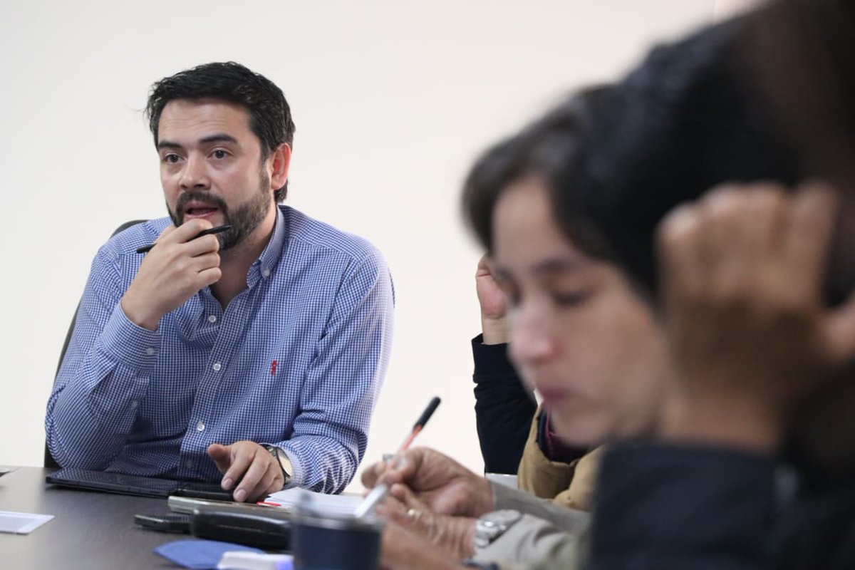 MinAgricultura's tweet image. #Agenda 🗓️ | ¡La #RevoluciónPorLaVida ♥️ escucha y construye soluciones con el campo!✊🏽

En #Bogotá,📍la viceministra de Asuntos Agropecuarios, @GeidyOrtegaT, lideró un encuentro con los gerentes de los Distritos de Riego del centro del país, 🇨🇴 aliados estratégicos para