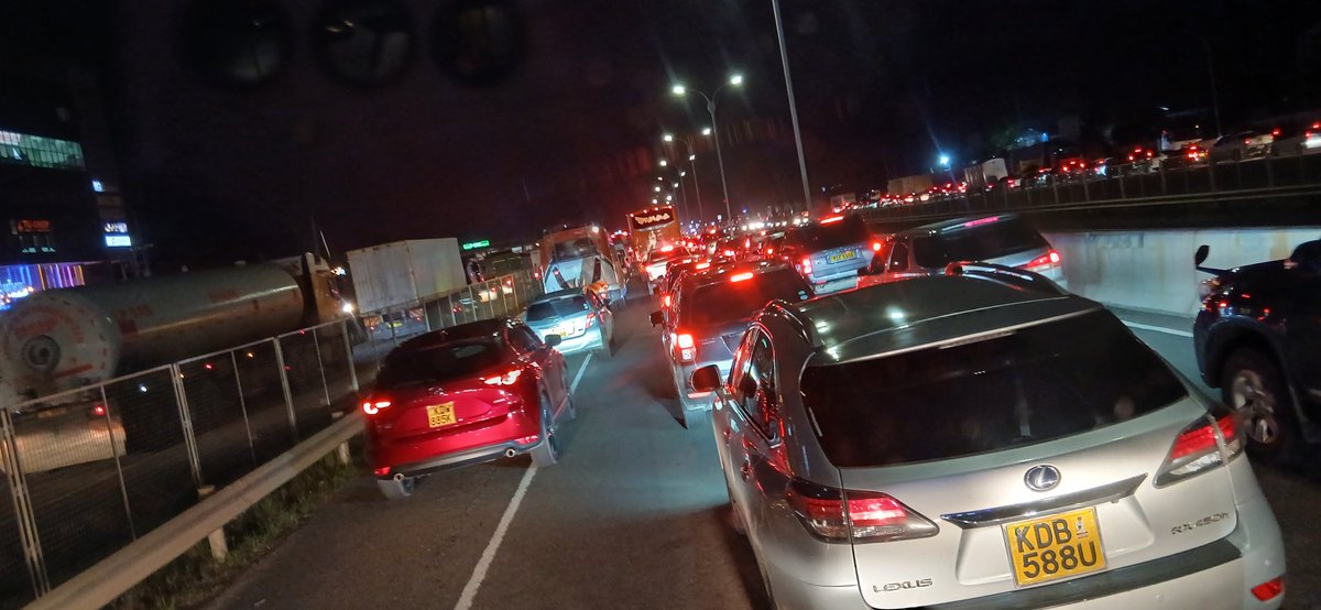 Tee04Jay's tweet photo. Tonight the expressway at Syokimau is not spared. https://t.co/DOPNLX9ilz