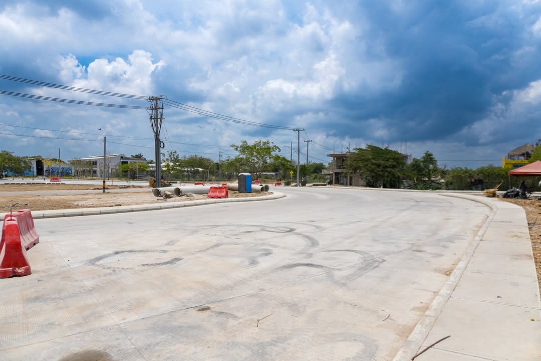 dumek_turbay's tweet photo. El Programa Distrital de Pavimentación Social Vías para la Felicidad, avanza en #Tierrabaja. 

La doble calzada registra importantes avances con la construcción de una glorieta de retorno a la altura de la Terminal del Norte, mientras que el primer tramo ya fue entregado a la comunidad.

Esta obra se consolida como una intervención de gran impacto que mejora la conectividad y transforma este importante sector corregimental del norte de #Cartagena. ¡AVANZAMOS!